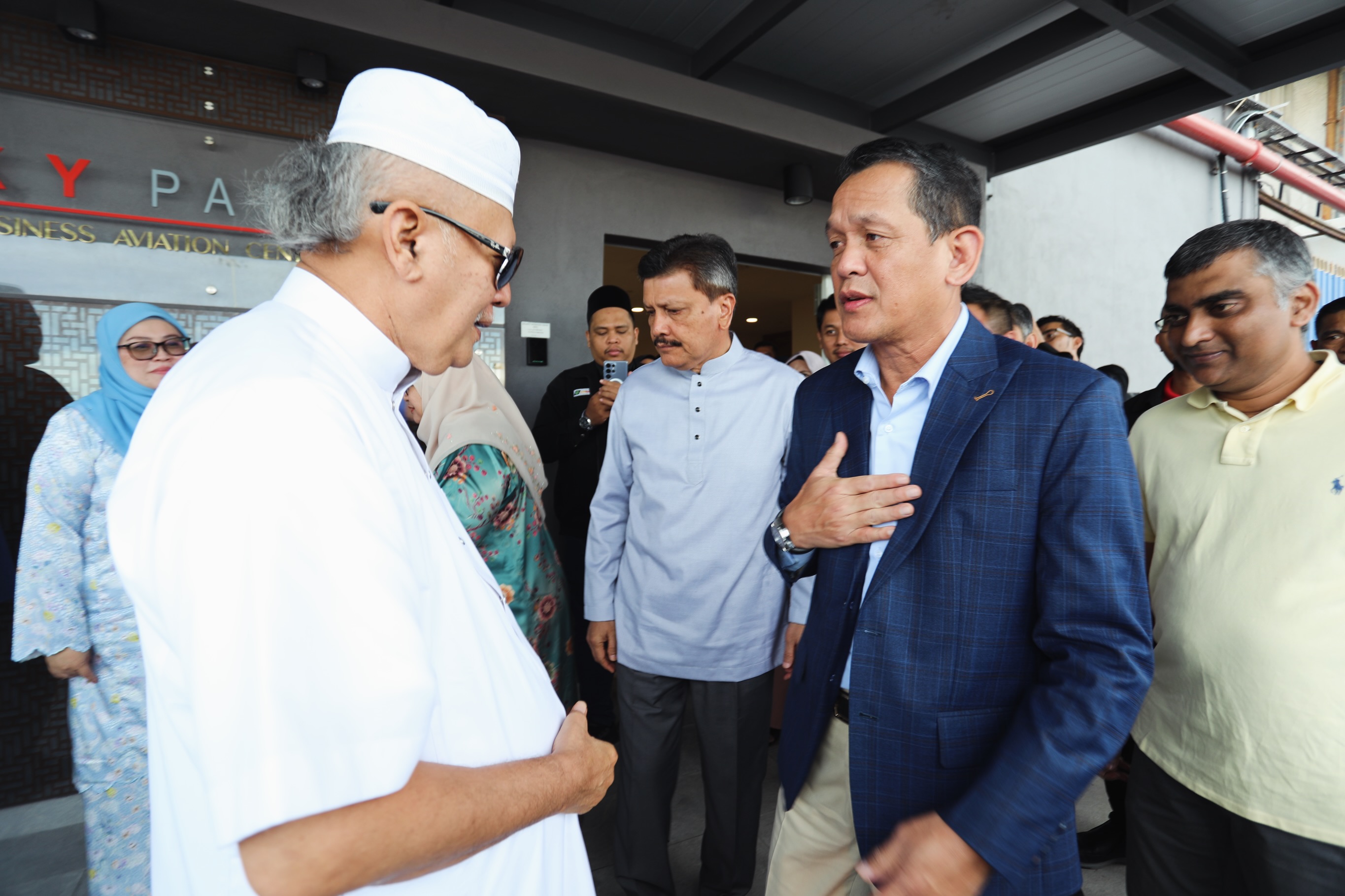 Doa tulus mengiringi sebuah keberangkatan.