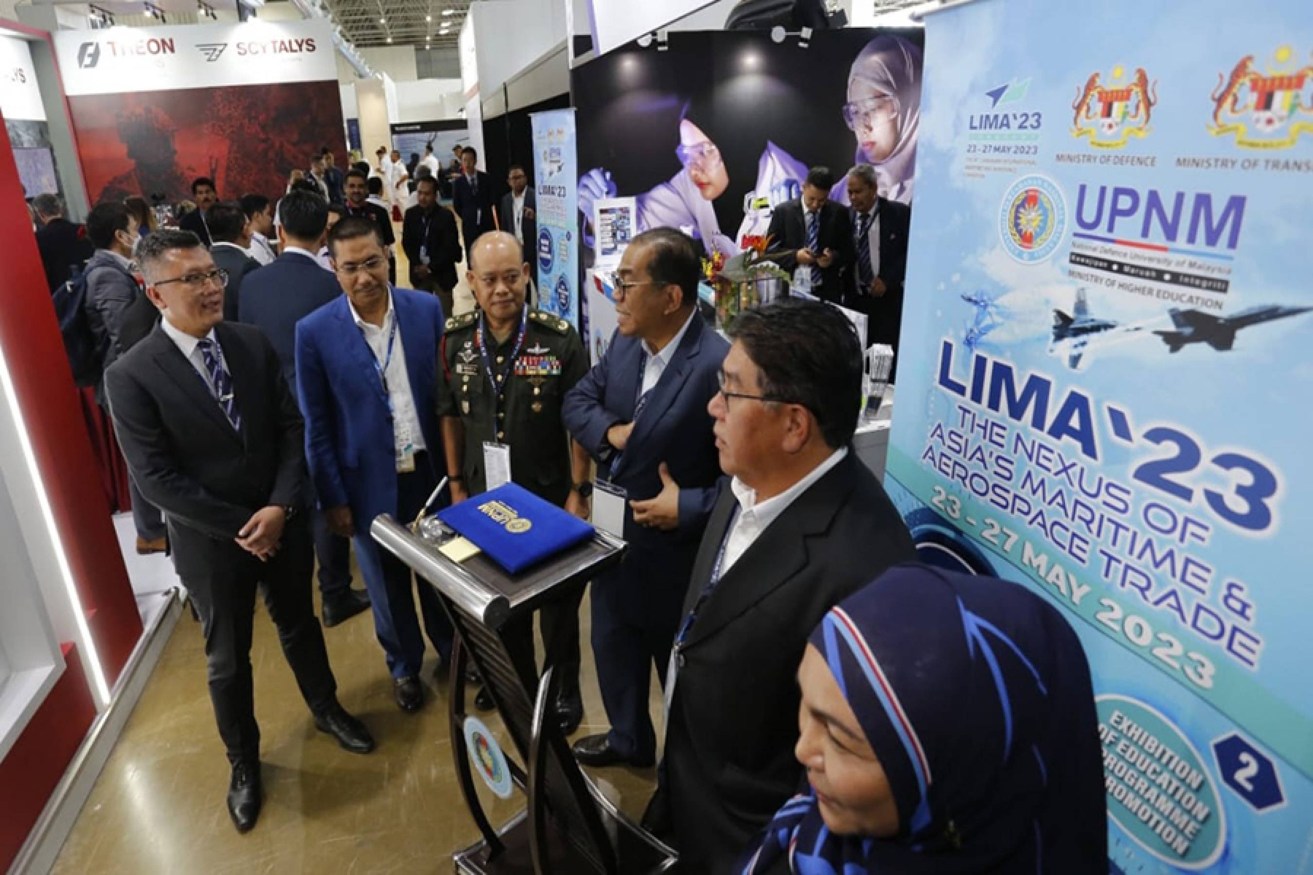 YB Menteri Pendidikan Tinggi Melawat Booth UPNM