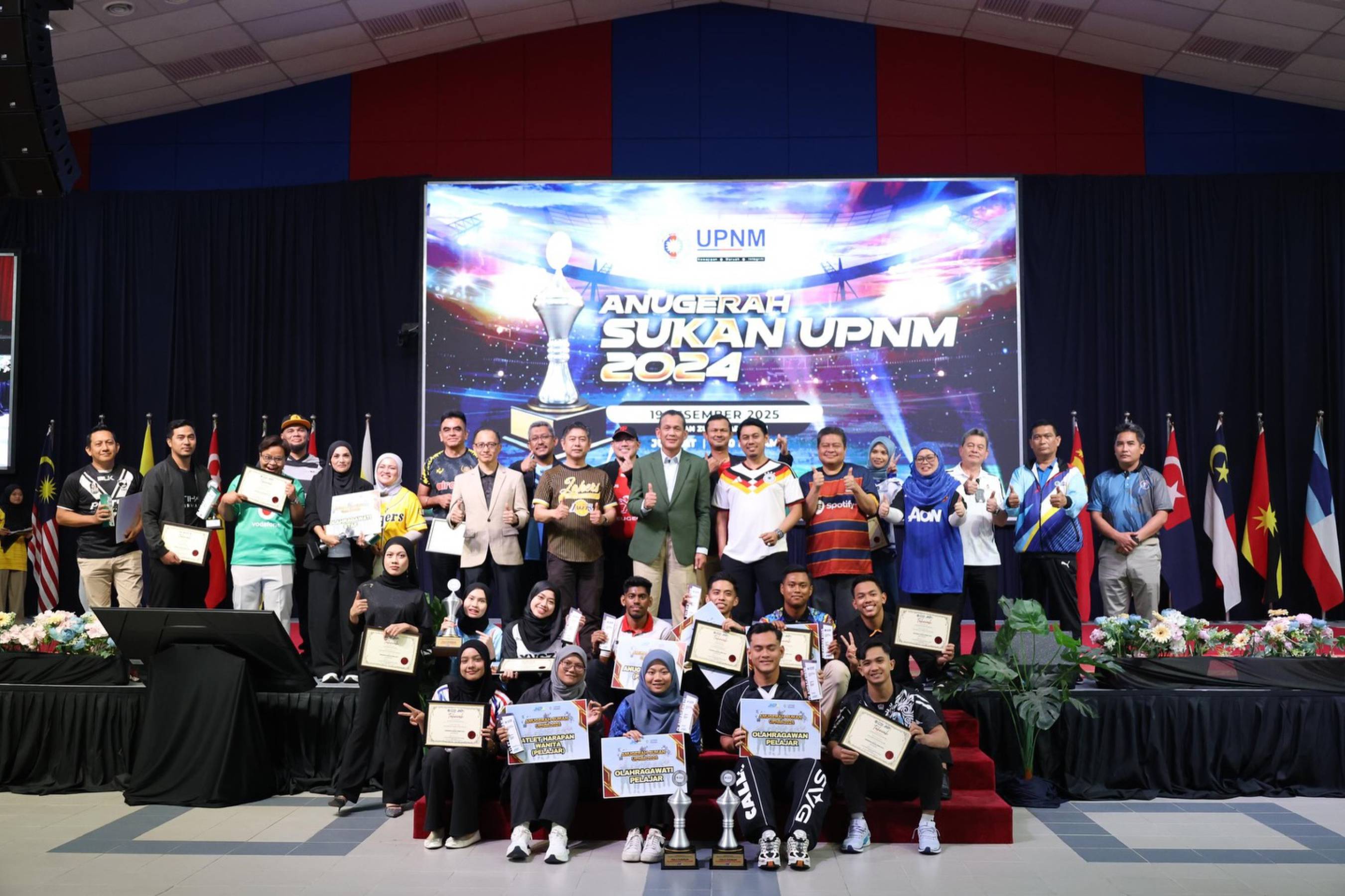 Atlet dan pasukan UPNM yang mencatat prestasi cemerlang sepanjang 2024 menerima pengiktirafan universiti.